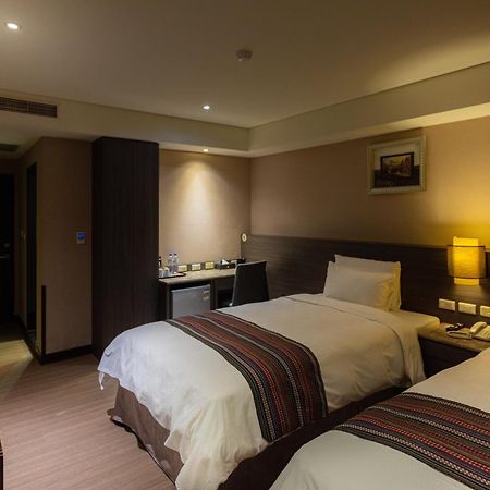 Royal Guest Hotel Tainan Exterior photo