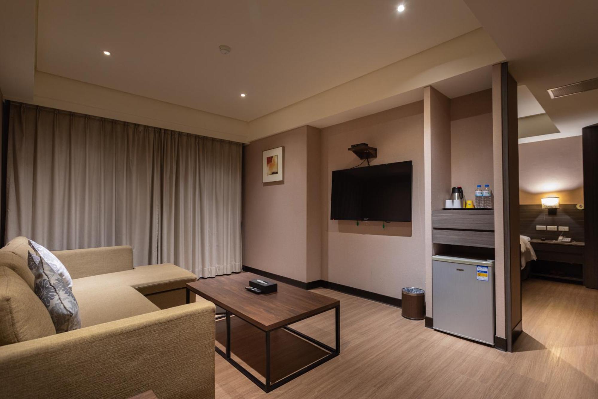 Royal Guest Hotel Tainan Exterior photo