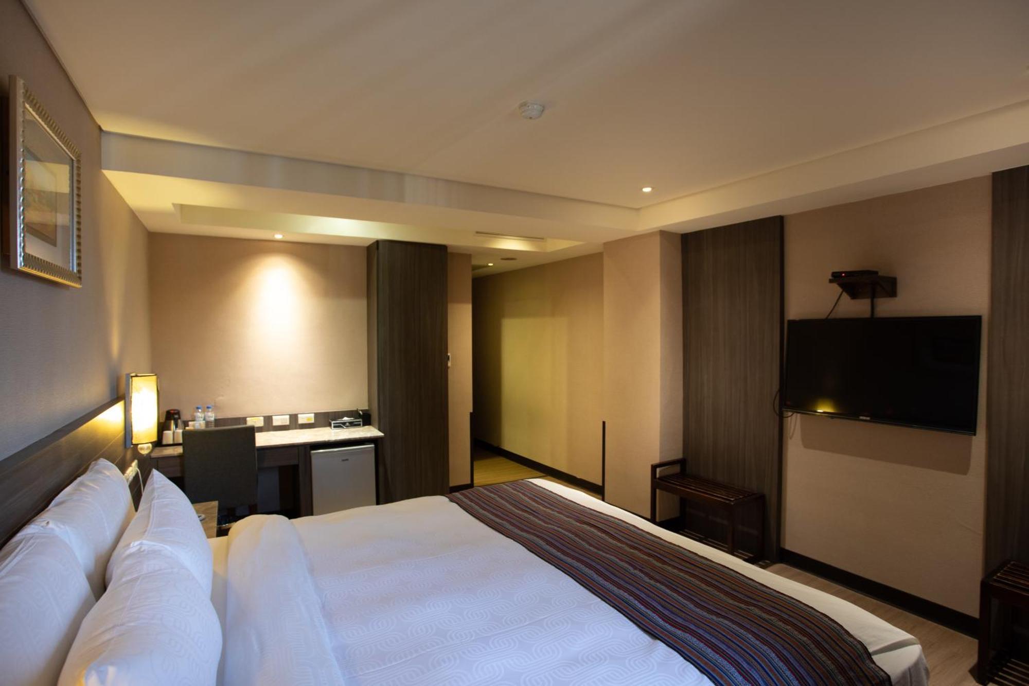 Royal Guest Hotel Tainan Exterior photo