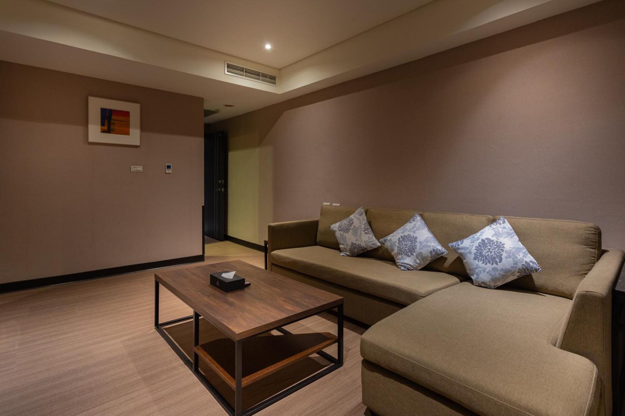 Royal Guest Hotel Tainan Exterior photo